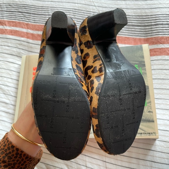 “Joshy” round toe leopard-print pumps - Picture 6 of 8